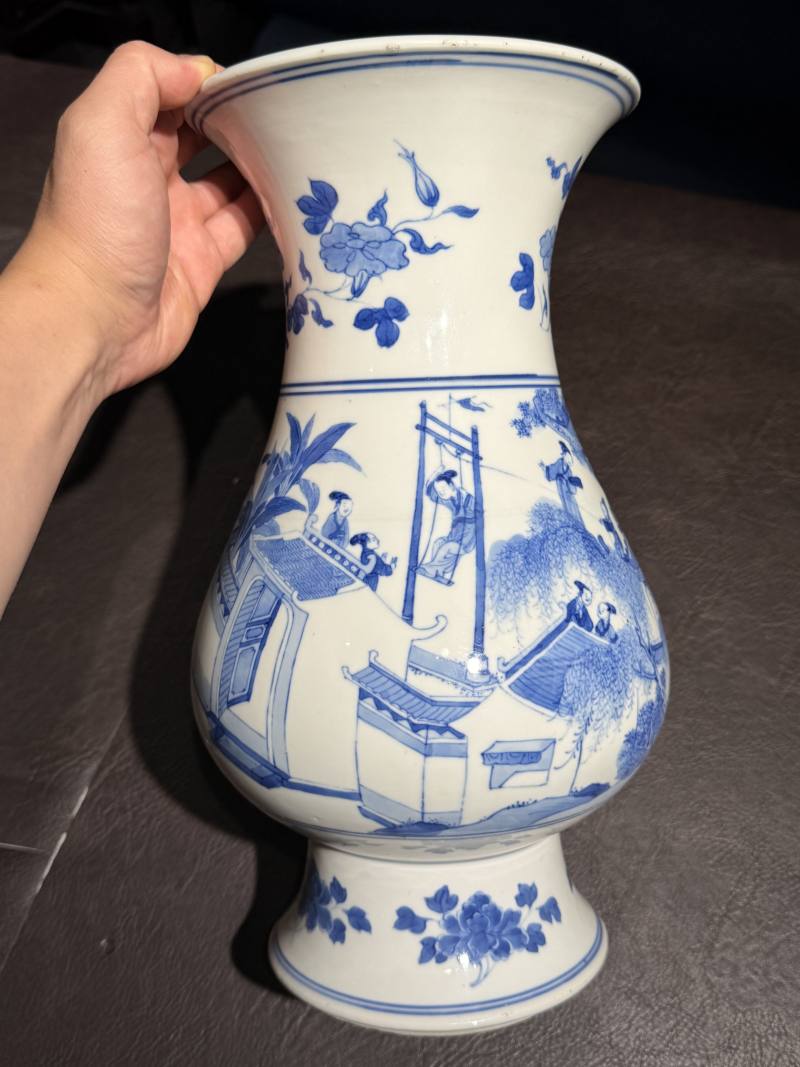 清康熙 青花庭院“杨柳荡千”图琵琶尊 - 图4