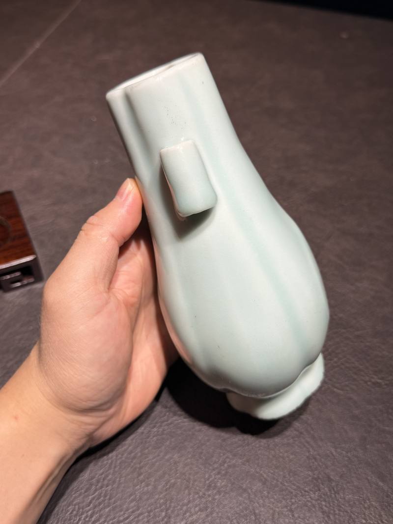 清乾隆 粉青釉贯耳瓶（配木座、老盒） - 图5