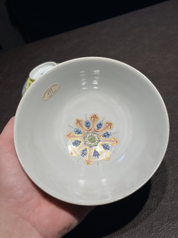 清道光 洋彩黄地轧道开光山水瓷碗一对 - 图14