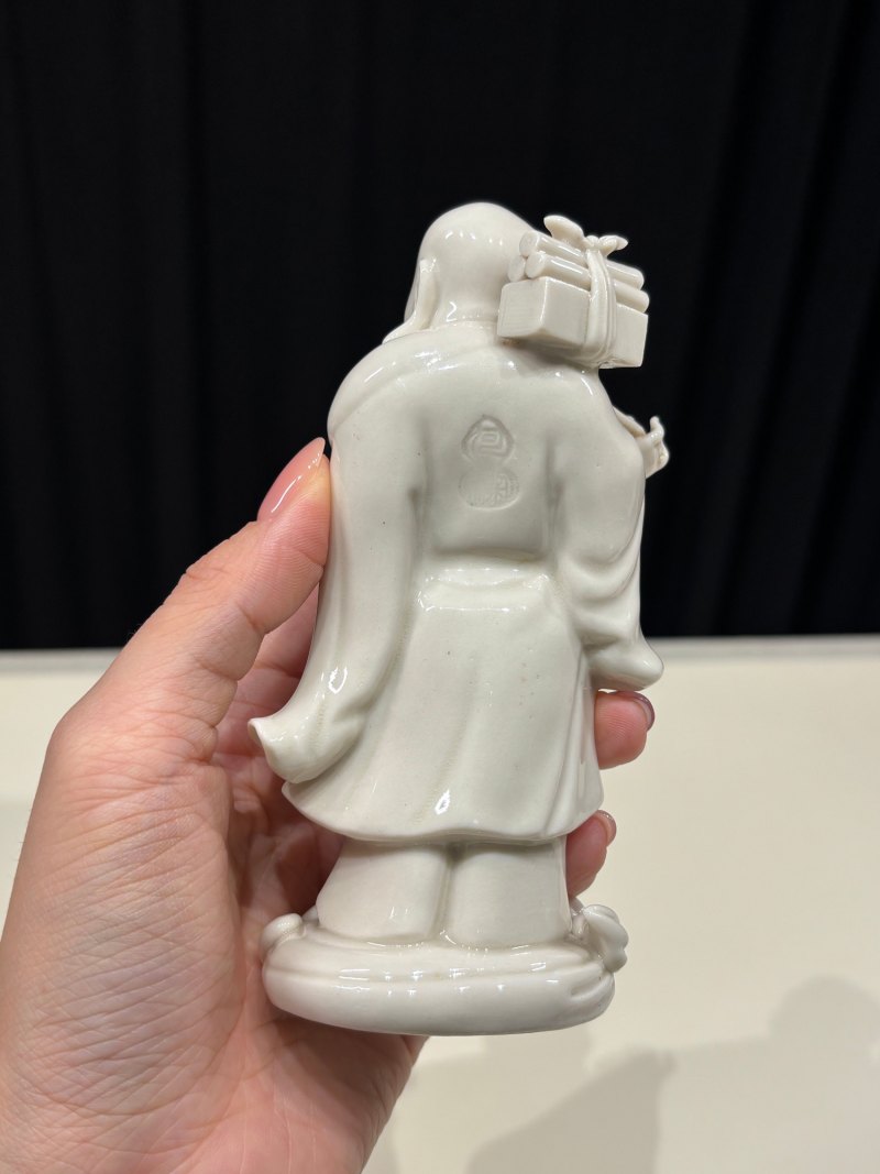 明 德化窑何朝宗款白釉布袋和尚立像 - 图3