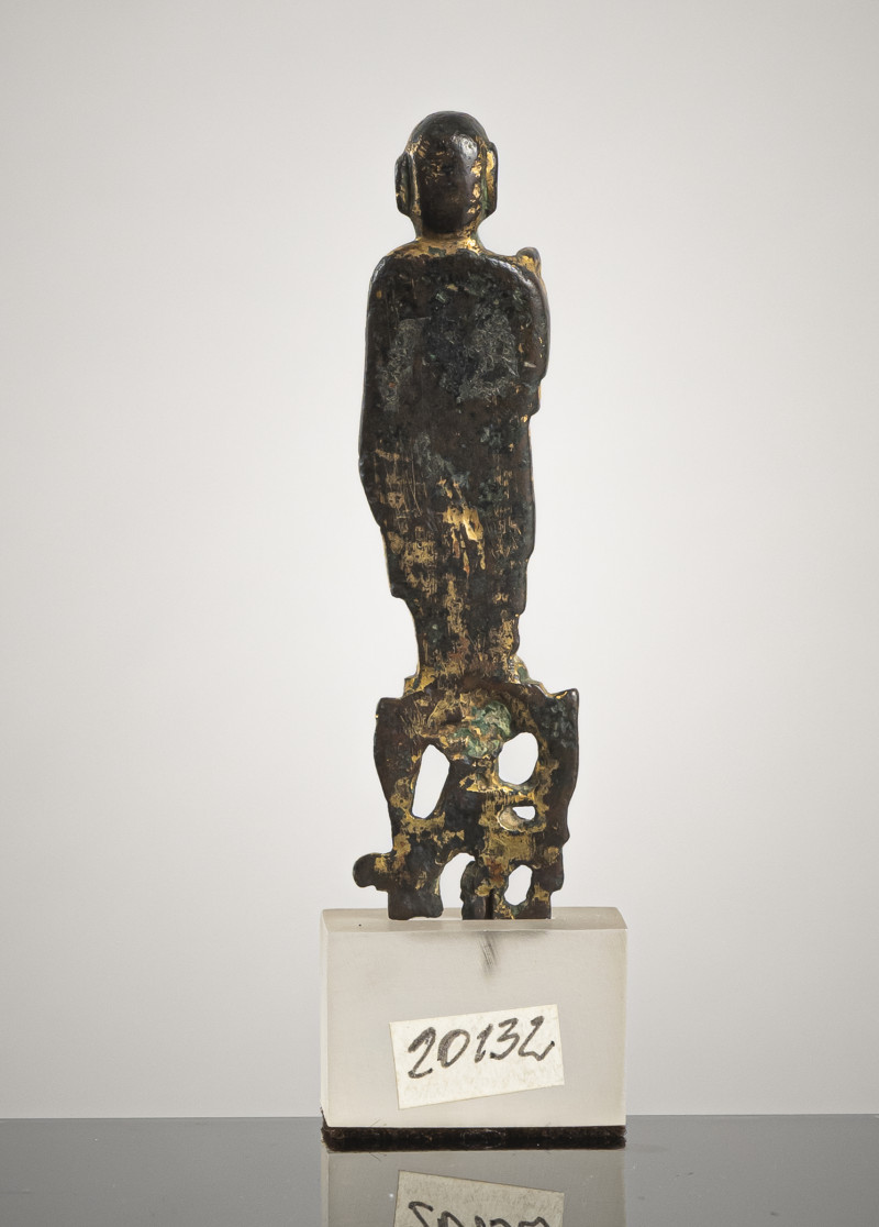 A GILT-BRONZE FIGURINE OF A LEHAN - 图2