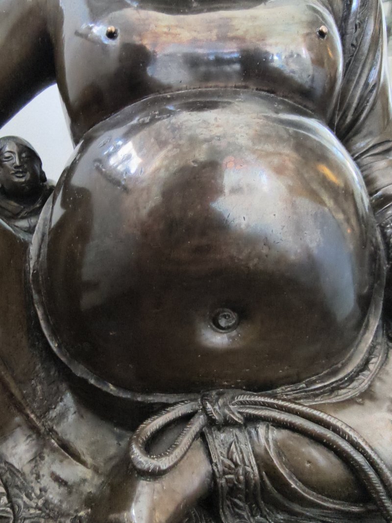 A large cast bronze figure of seated Budai with boys on a lotus pedestal - 图10