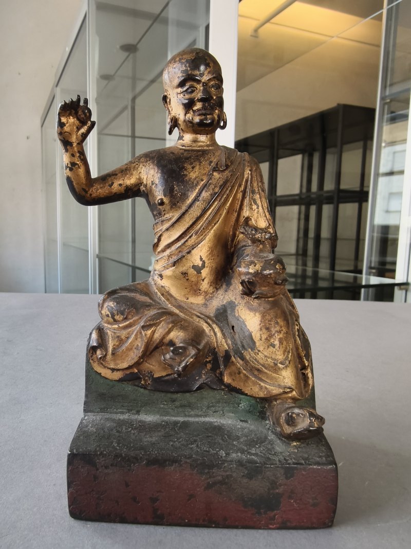 A gilt- and red-lacquered bronze figure of a luohan - 图8