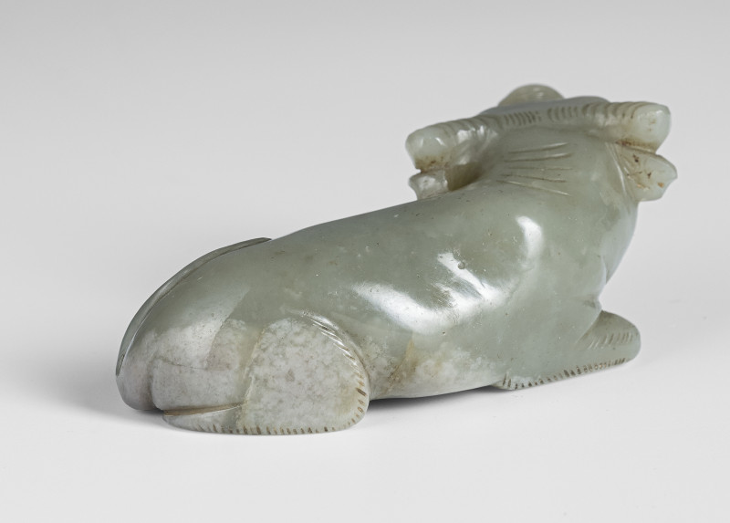 A light green jade carving of a lrecumbent ox - 图4