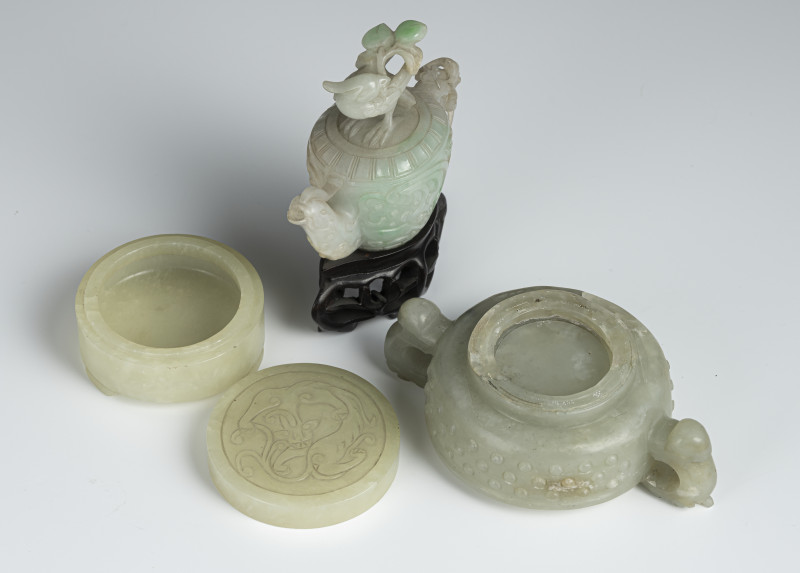 A carved jade box and cover, jadeite miniature ewer and cover and jade handled bowl with burl decoration, one wooden stand - 图3