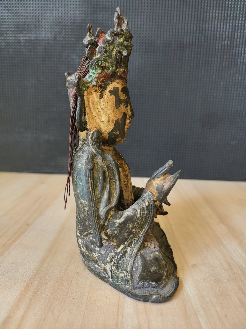 A part-gilt bronze of seated Guanyin - 图9