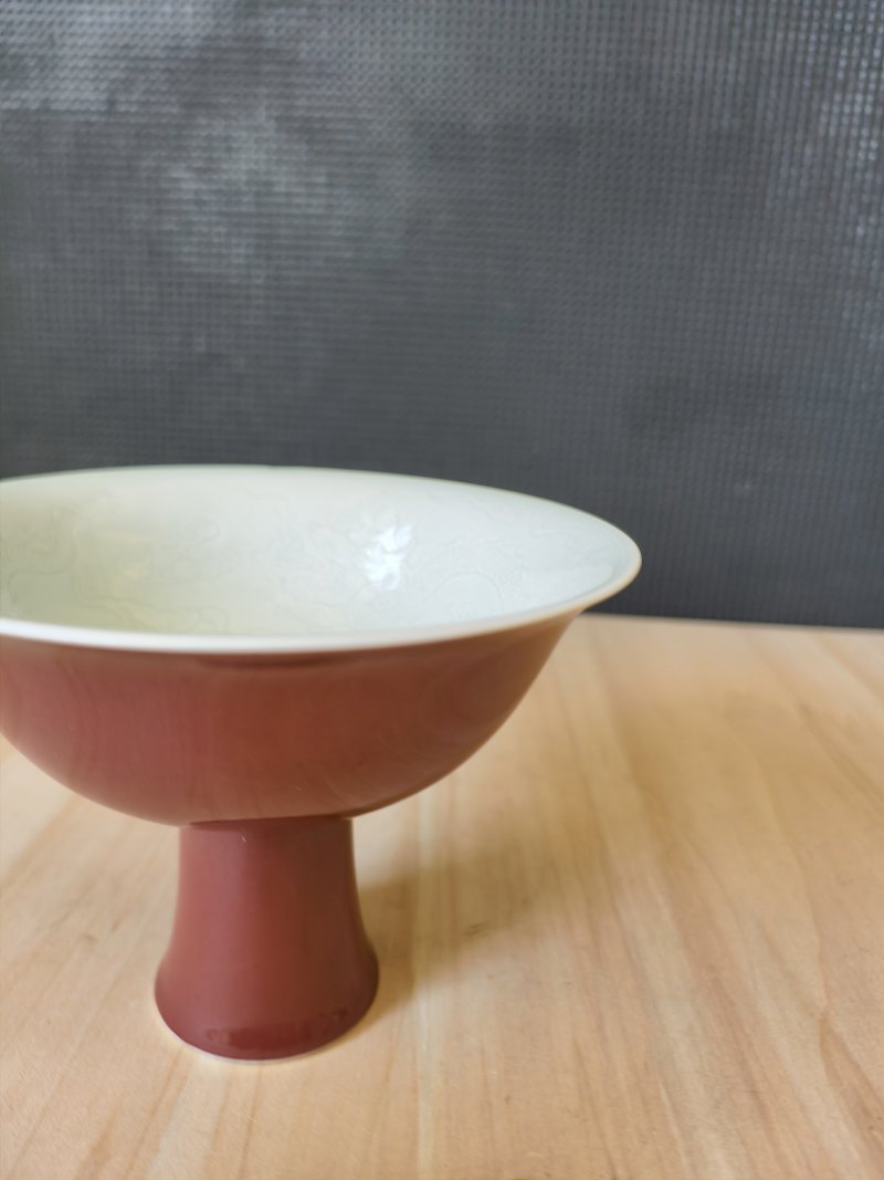 A copper-red glazed porcelain 'stemcup' with anhua decoration of dragons inside - 图12