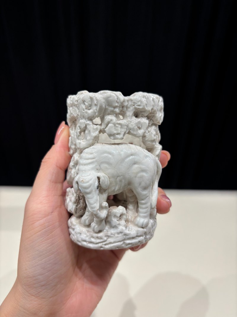 清早期 白釉雕瓷太平有象笔筒 - 图4