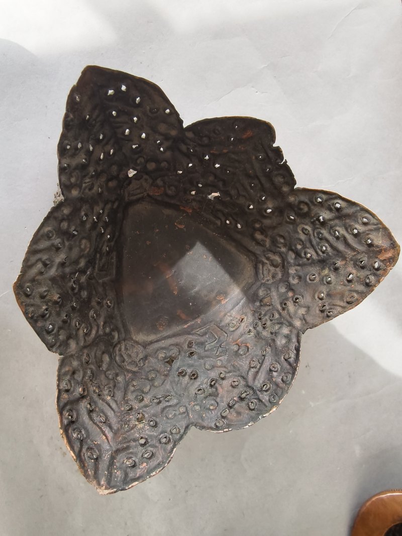 A COPPER EMBOSSED KAPALA WITH COVER ON STAND - 图10