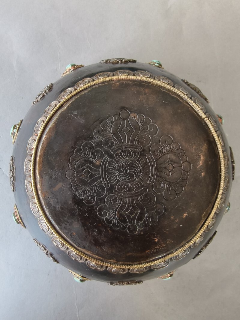 A PARCEL-GILT SILVER AND SEMI-PRECIOUS STONE INLAID METAL BOWL - 图6