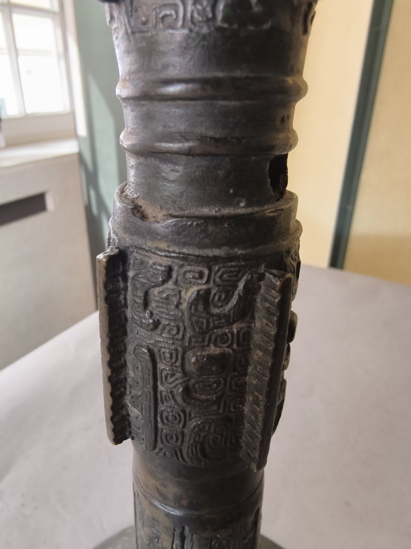 A bronze 'gu' vase with archaistic relief decoration - 图6