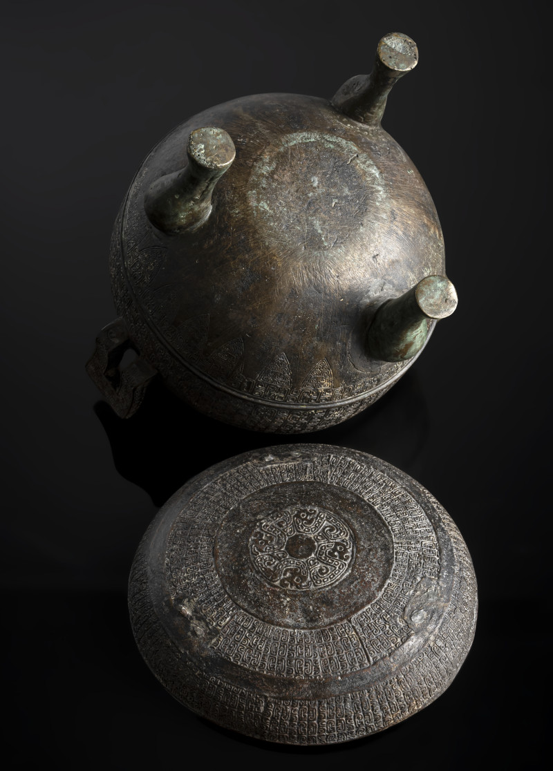 Three-legged bronze food vessel "ding" type - 图4