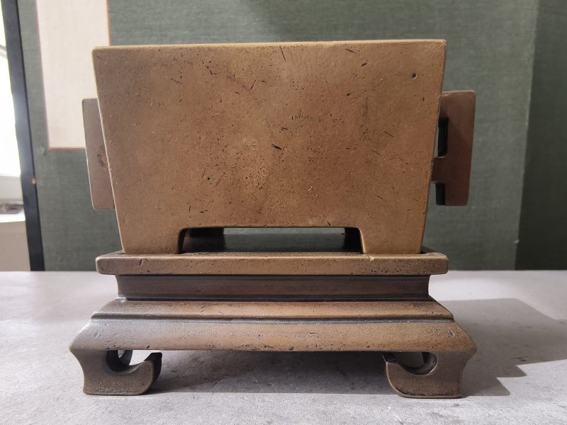 A rectangular twin-handled bronze censer with fitted bronze stand - 图15