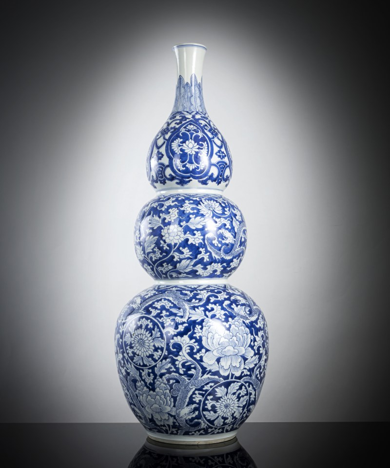 A large and rare 'triple gourd' porcelain vase with underglaze blue dragon decoration - 图4