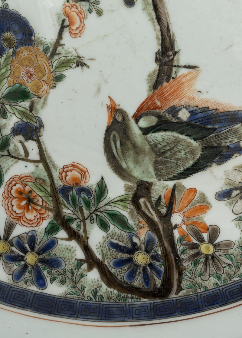 A large 'Famille verte' plate with decoration of a magpie on a flowering branch with butterfly and seal - 图3