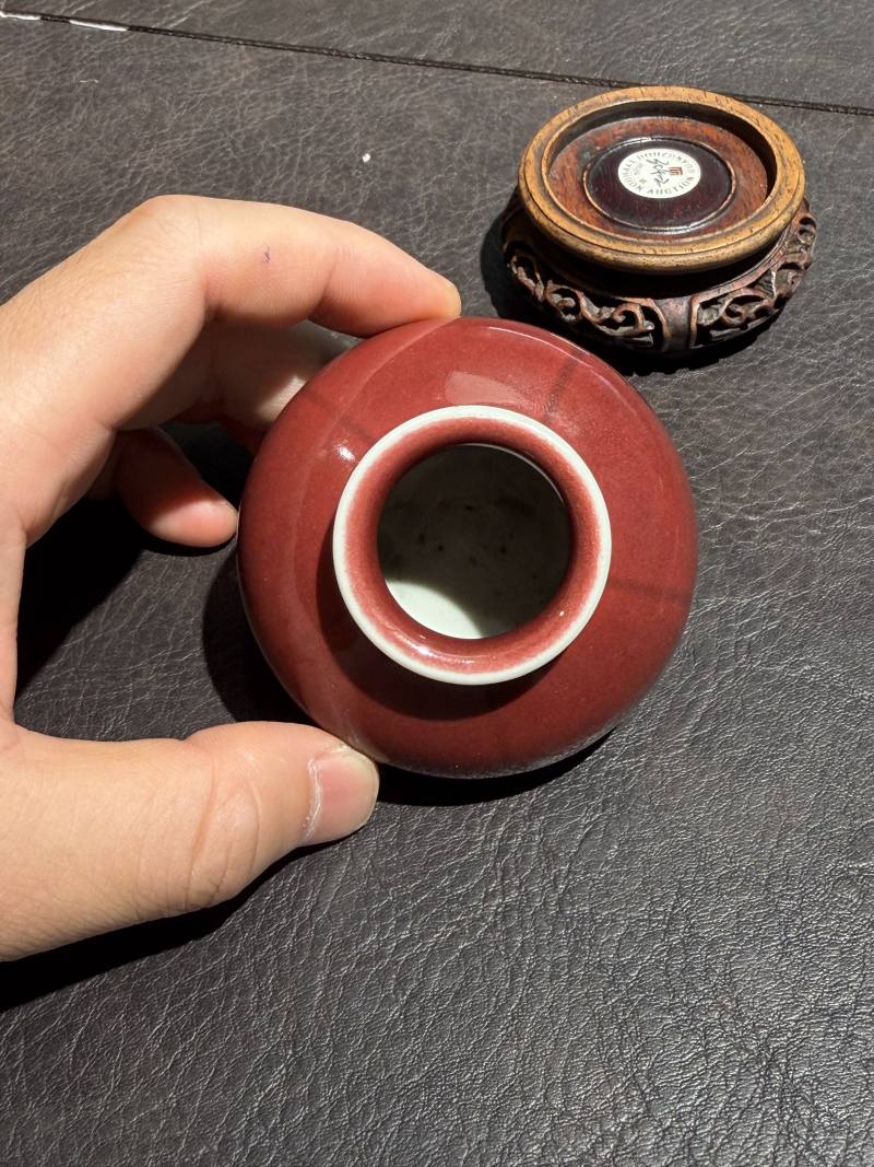 清乾隆 霁红釉小石榴尊（配木座） - 图4