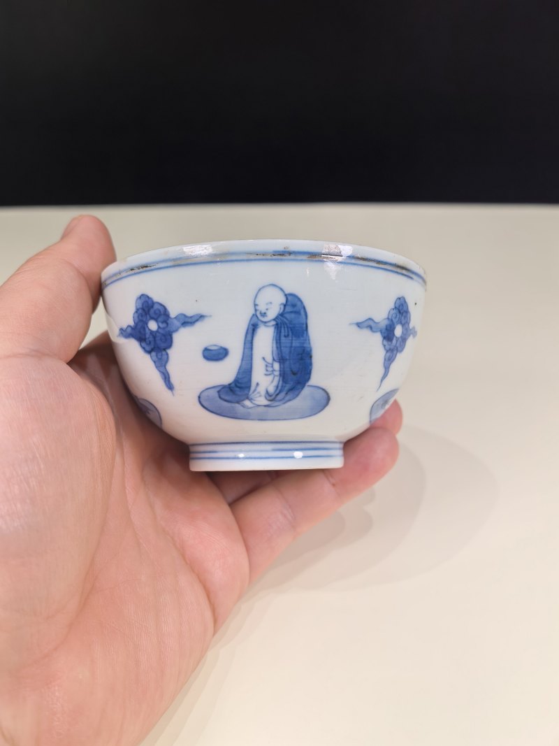 明晚期 青花罗汉诵经图杯 - 图4