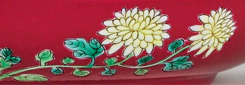 清雍正 珐琅彩胭脂红地菊花纹小盘 - 图3