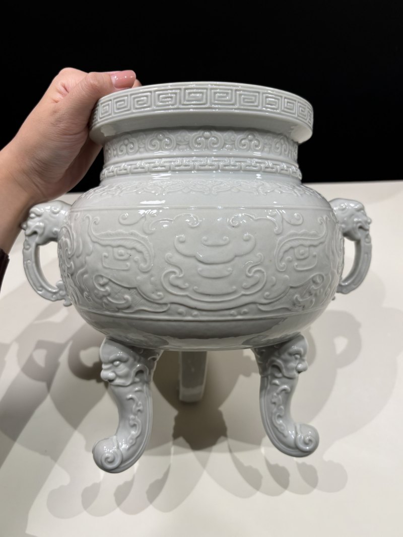 清乾隆 仿定白釉浮雕饕餮纹兽耳三足炉 - 图6