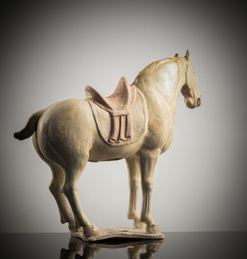 A partly amber-glazed earthenware figure of a standing horse - 图2