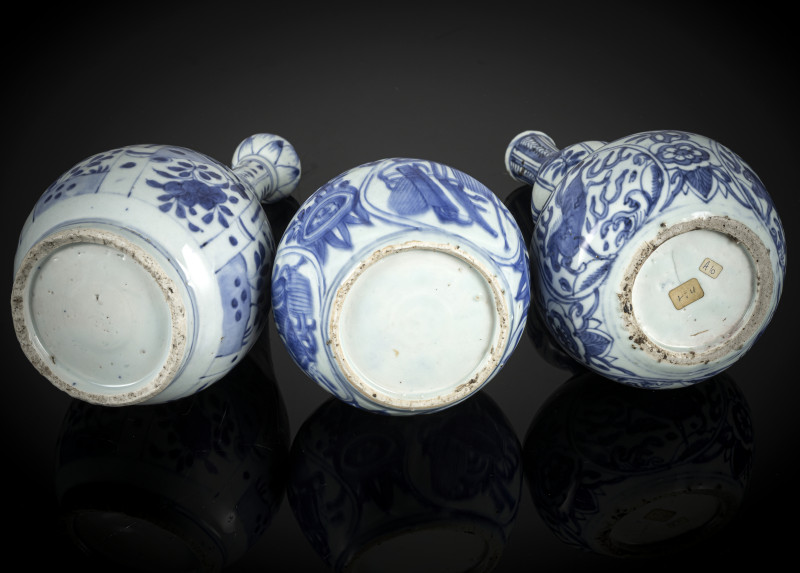 Three porcelain bottle vases decorated in underglaze blue, one with an Ottoman lid, partly decorated in the Kraak style - 图3