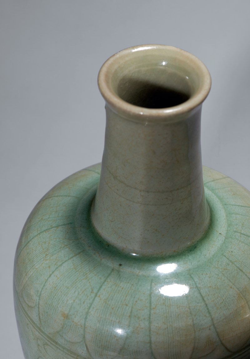 明代 龙泉窑青釉刻划缠枝花卉莲纹瓶一对 - 图4