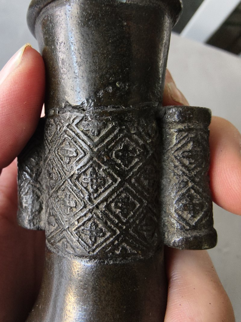 A group of three bronze vases - 图22