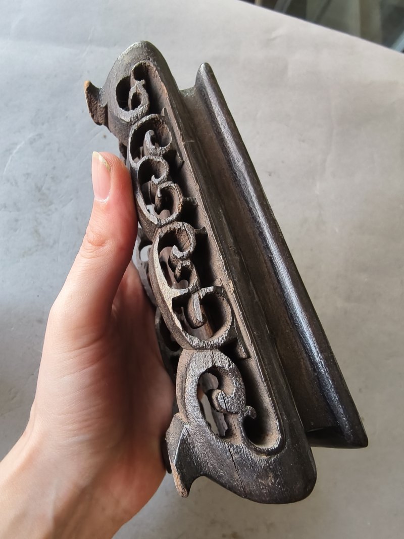 A bronze of a reclining mythical creature on a wooden stand - 图9