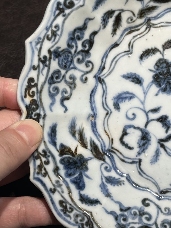明宣德 青花折枝月季花瑞果纹菱花盘 - 图8