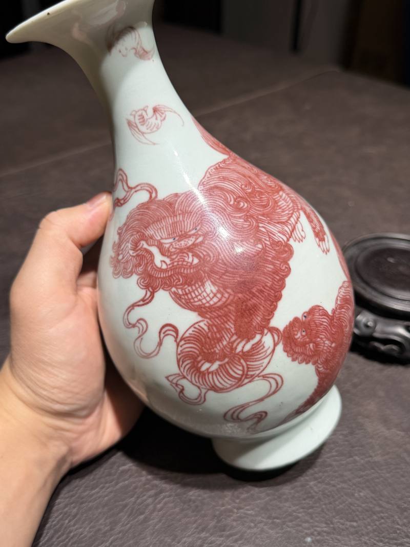 清道光 釉里红太狮少狮玉壶春瓶（配木座、老盒） - 图7