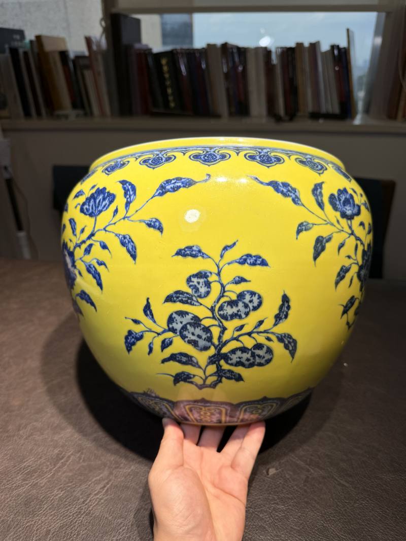 清乾隆 黄地青花折枝花卉纹缸 - 图5