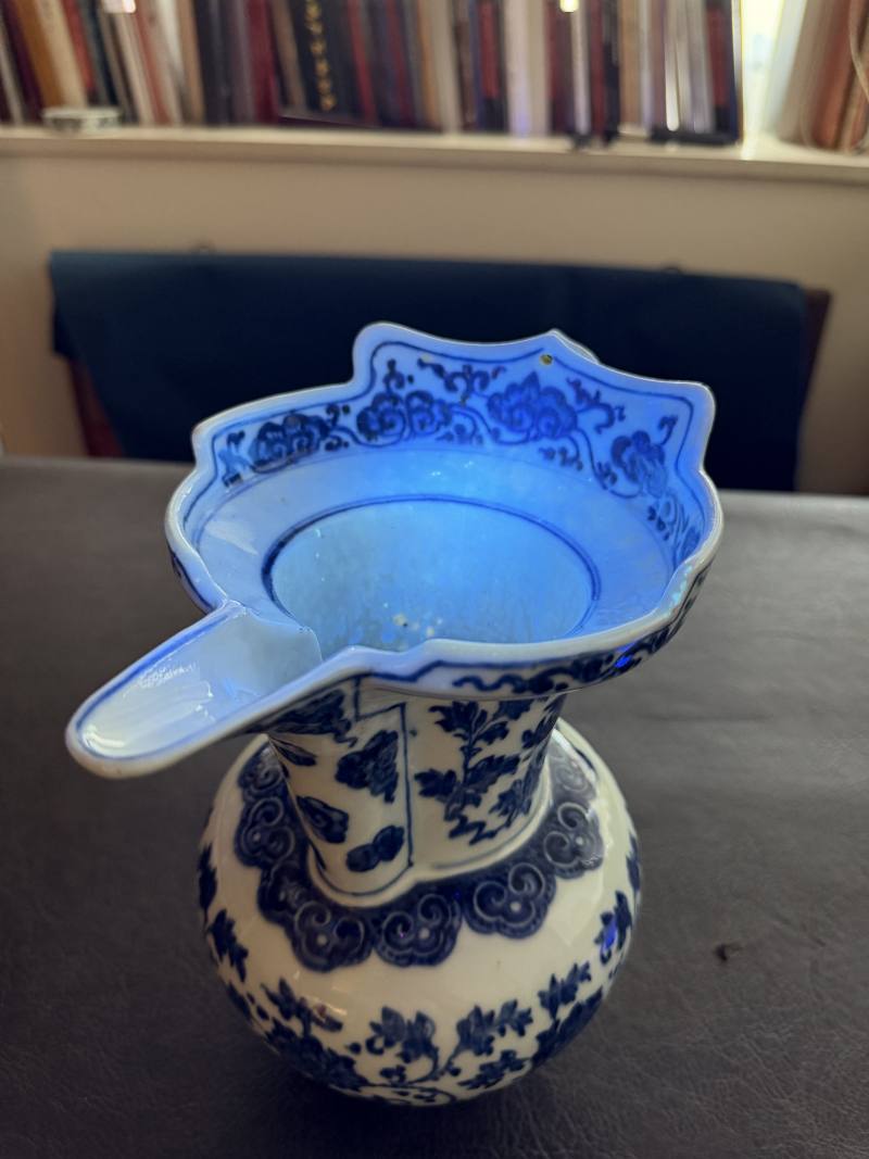清乾隆 青花缠枝花卉纹僧帽壶 - 图18