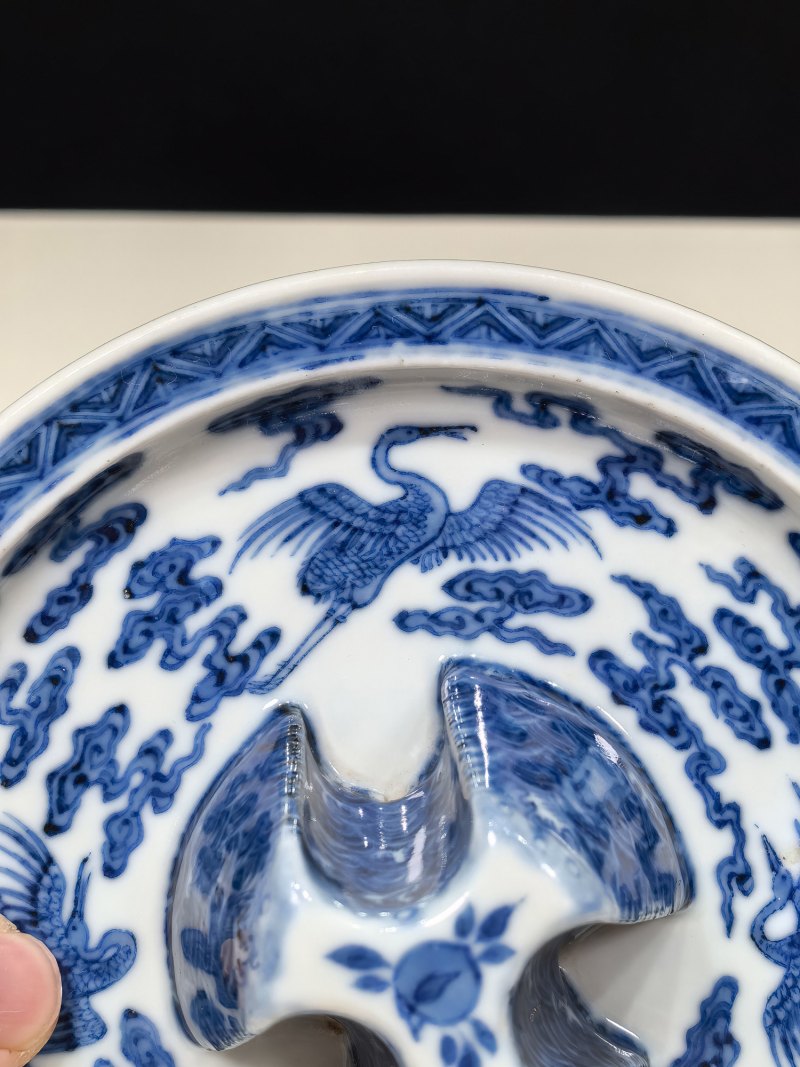 清乾隆 青花云鹤纹爵杯及江山一统爵盘一套 - 图22
