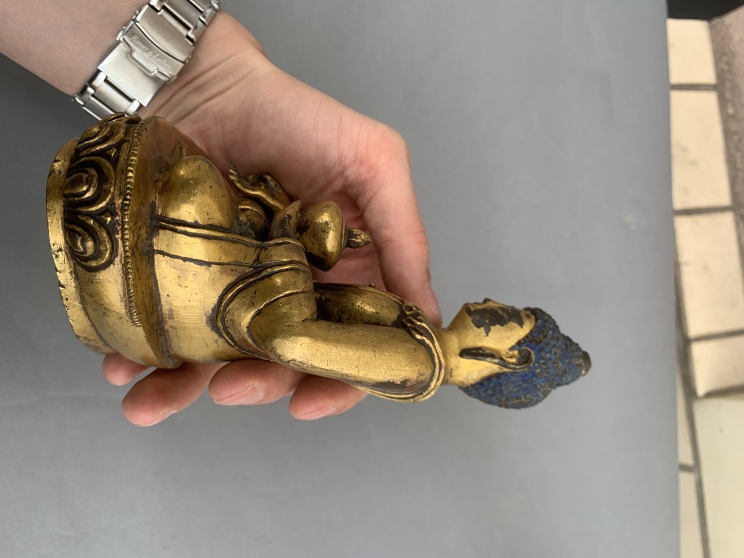 A GILT-COPPER FIGURE OF BHAISAJYAGURU - 图7