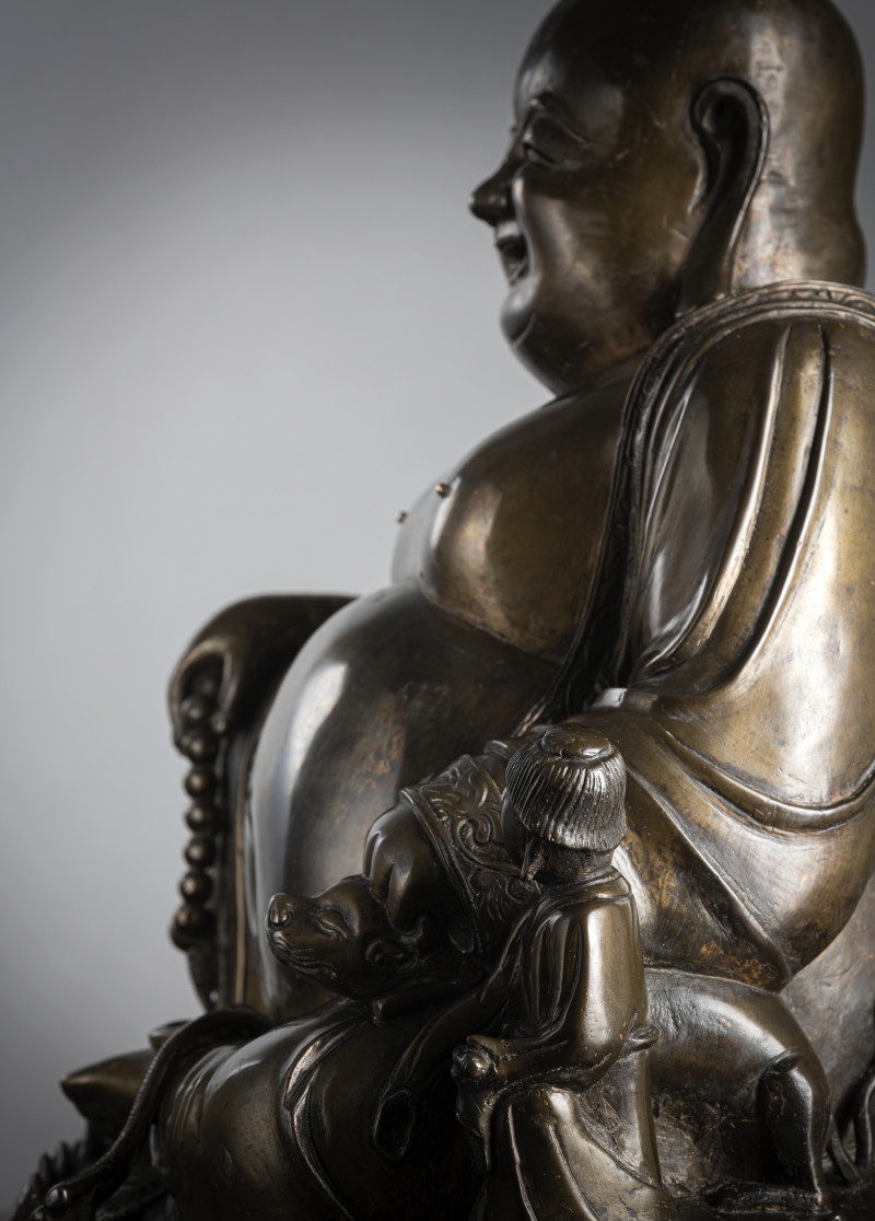 A large cast bronze figure of seated Budai with boys on a lotus pedestal - 图6