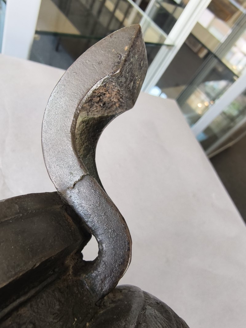 Two bronze incense burners, one on three legs, the second in the shape of a 'fang ding' - 图6