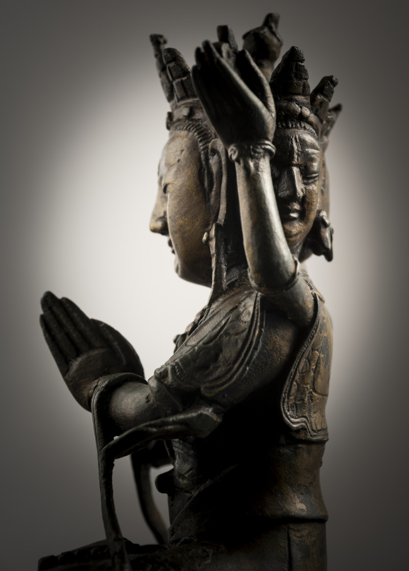 A GILT-LAQUERED BRONZE FIGURE OF GUANYIN - 图4