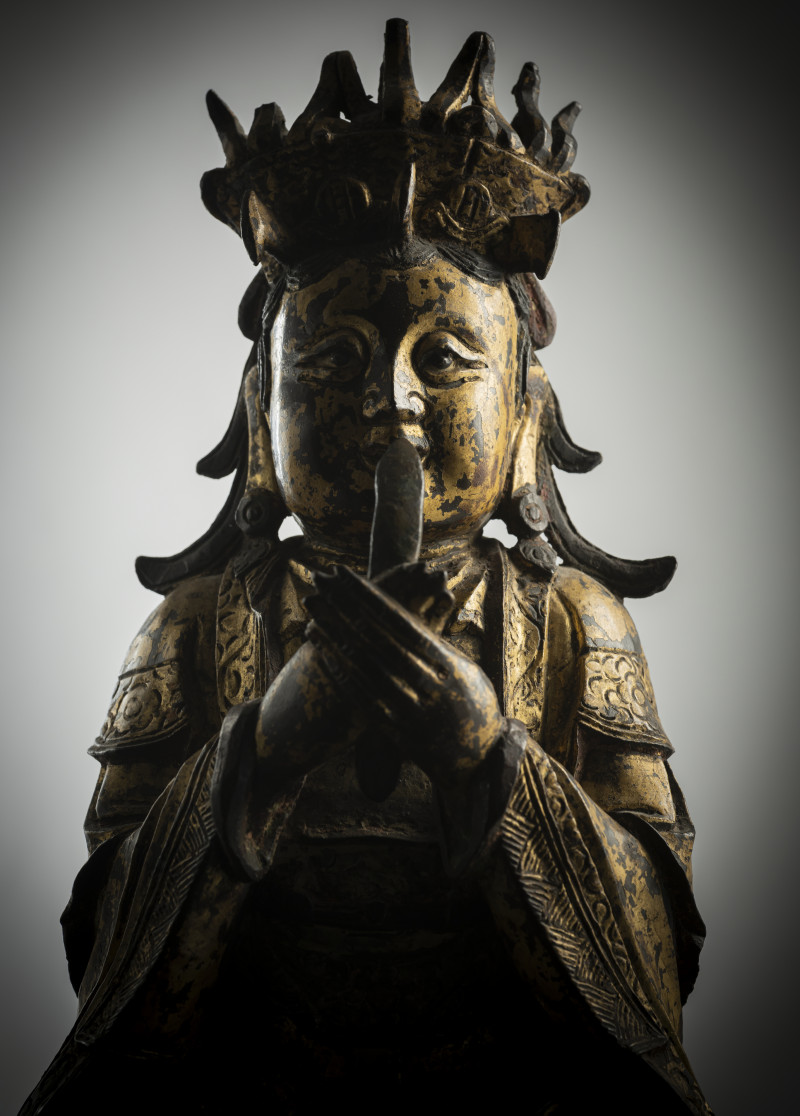 A gilt-lacquered bronze figure of Bixia Yuanjun on a wooden stand - 图3