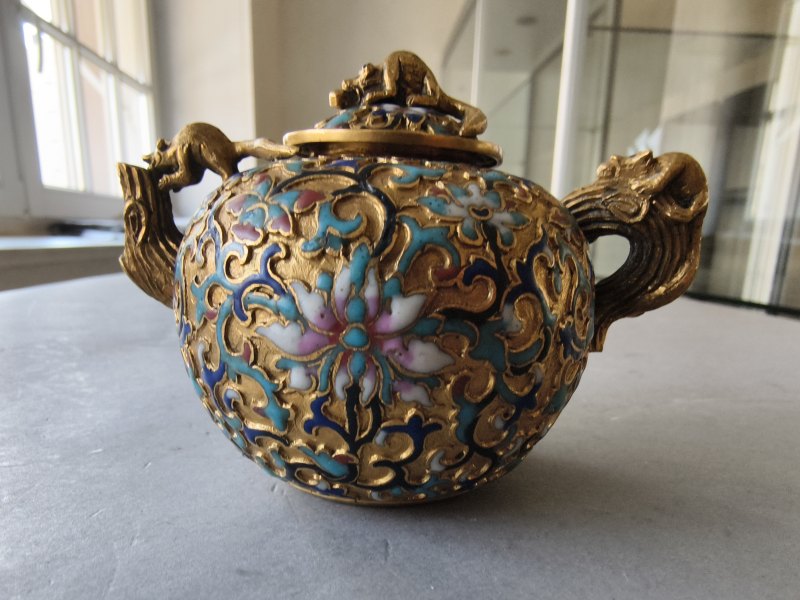 A fine gilt-bronze wine or teapot with champlevé decoration of lotus and foliage, the cover with a squirrel as knob - 图12
