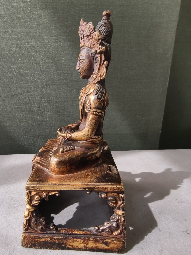 A gilt-bronze figure of Amitayus seated on a throne - 图11