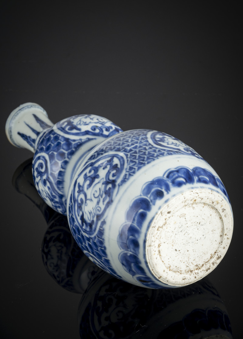 An underglaze blue gourd-shaped vase with hare motifs - 图4