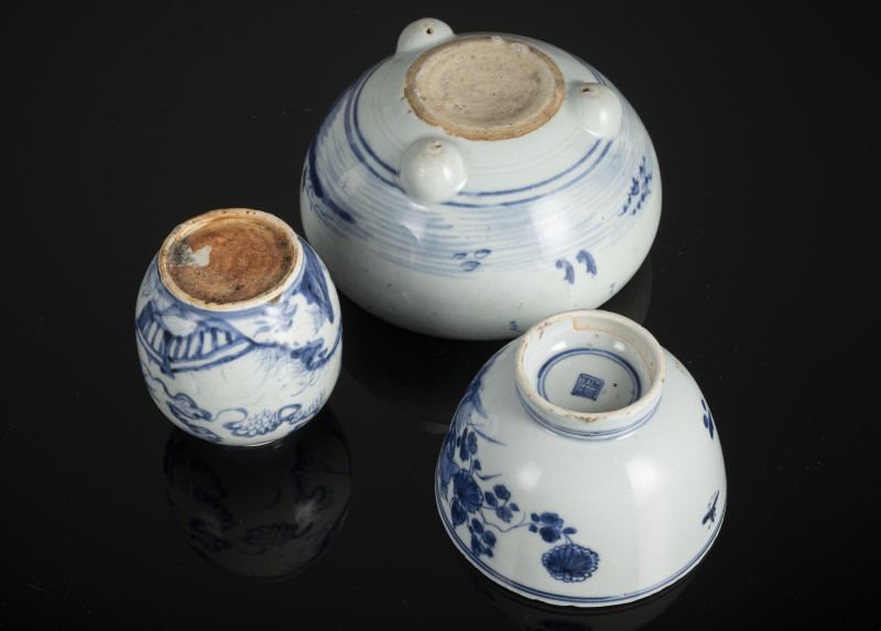 Three porcelains decorated in underglaze blue, including a bowl and incense burner - 图4