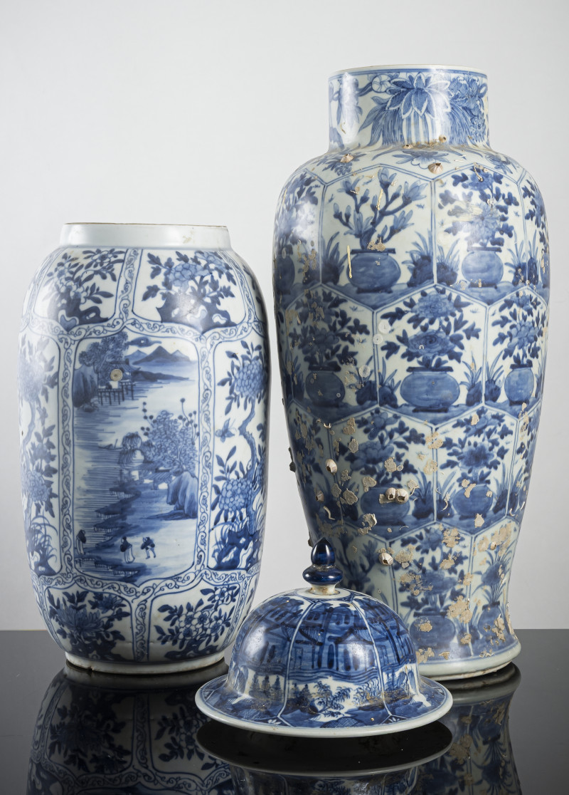 A large lidded blue and white porcelain vase and a smaller vase - 图3