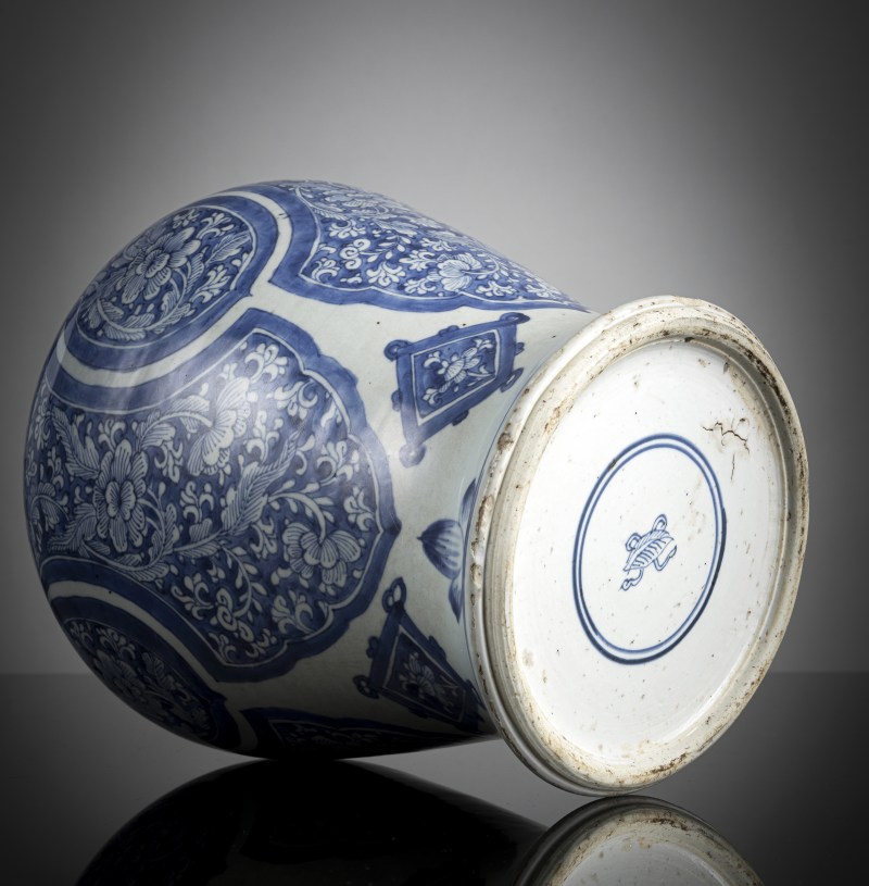 A porcelain vase with dense underglaze blue decoration of blossoms, including lotus - 图4
