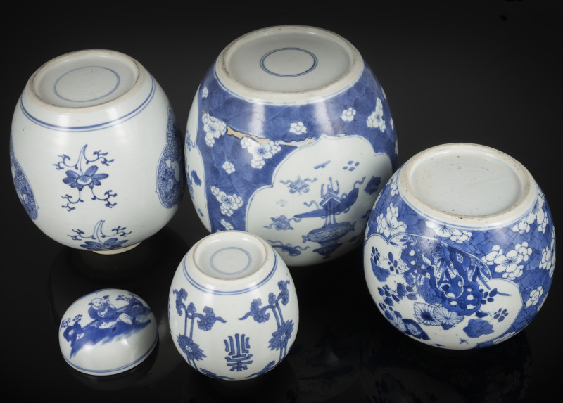Four porcelain ginger jars decorated in underglaze blue, one with a porcelain cover and two with wooden covers - 图4