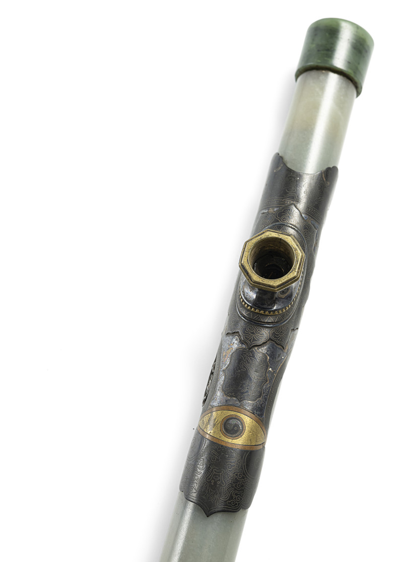 A fine opium pipe in two-tone jade with multicoloured metal and silver fittings - 图4