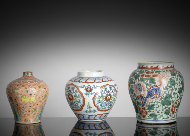 A Doucai jar, a meiping with flying horses and wucai jar with lion decoration - 图3