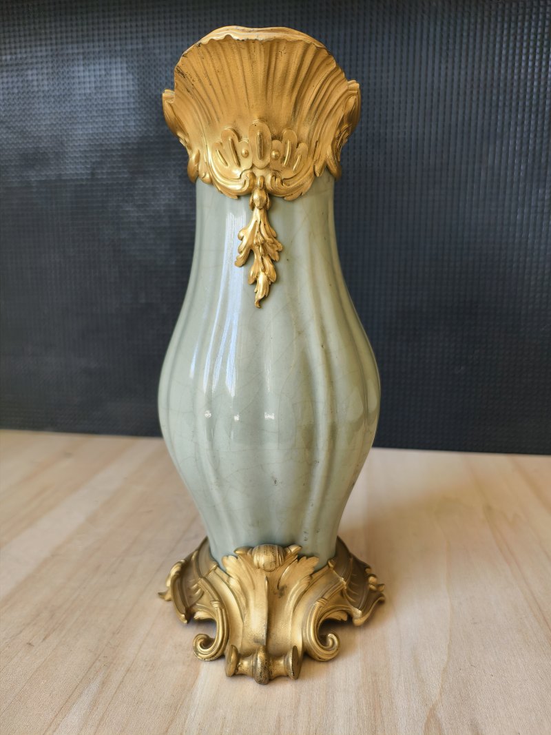 A ribbed porcelain celadon vase in a fine ormolu mount - 图13