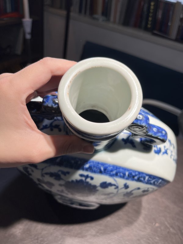 清乾隆 青花缠枝莲纹螭耳抱月瓶 - 图8