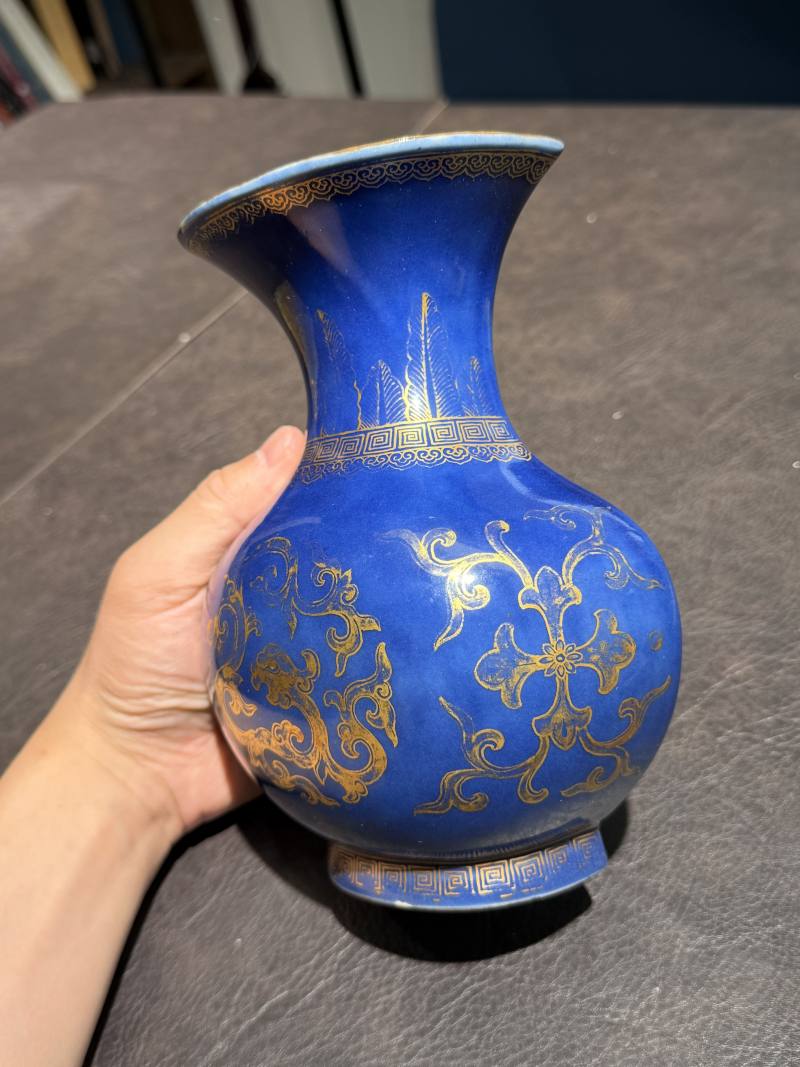 清乾隆 宝石蓝釉描金团龙纹壁瓶 - 图7